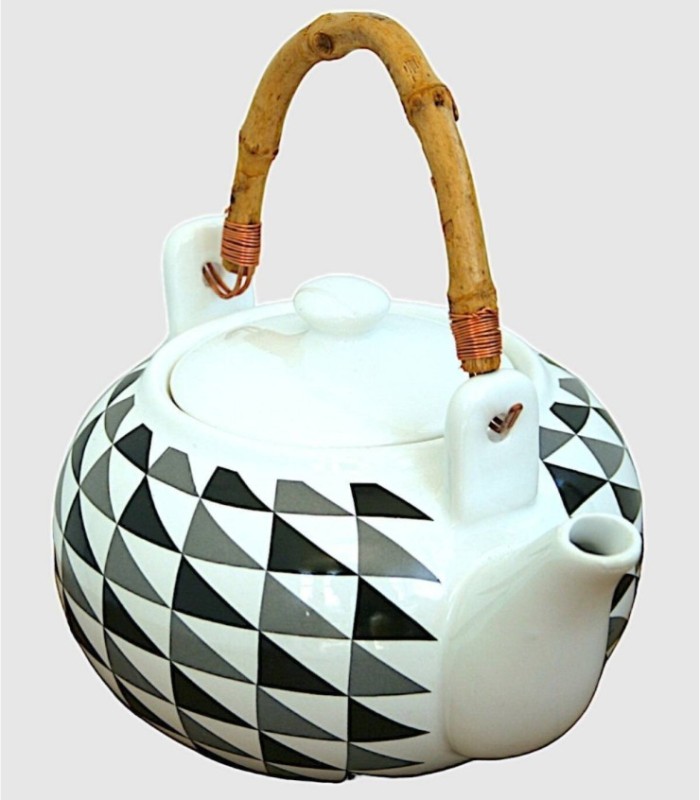 Driehoekige keramische theepot met bamboe handvat