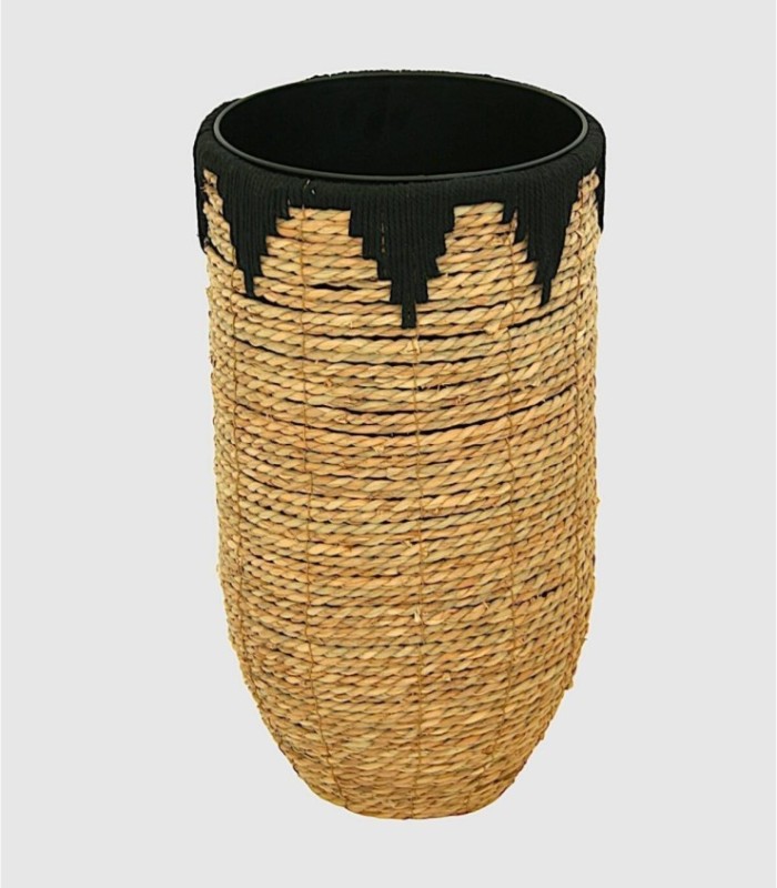 Kleine zwarte plantenbak van natuurlijk touw