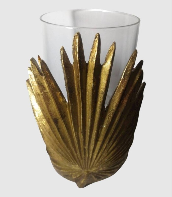 Kerstdecoratie, gouden tafelkaarsenhouder met palmblad en cilindervormig glas.