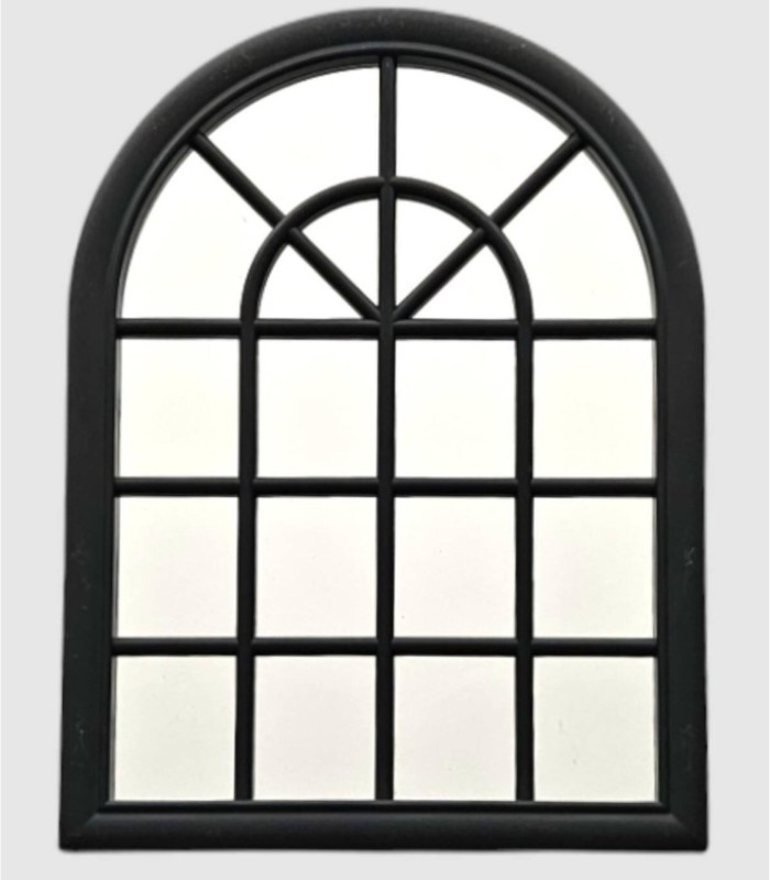 Decoratieve wandspiegel voor het raam