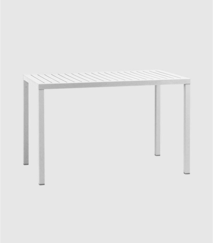Kleine rechthoekige kubusvormige witte tafel