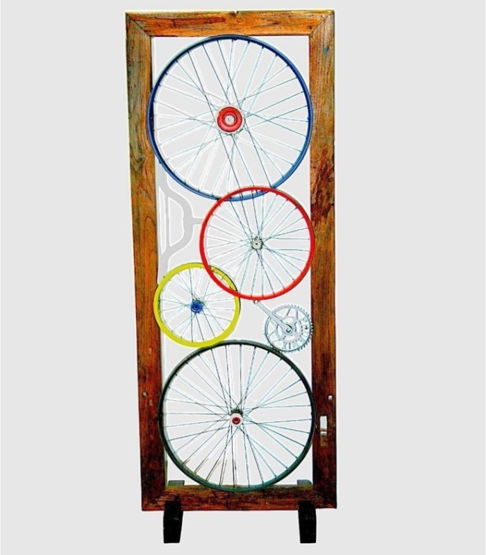 Frame met decoratieve standaard en wielen