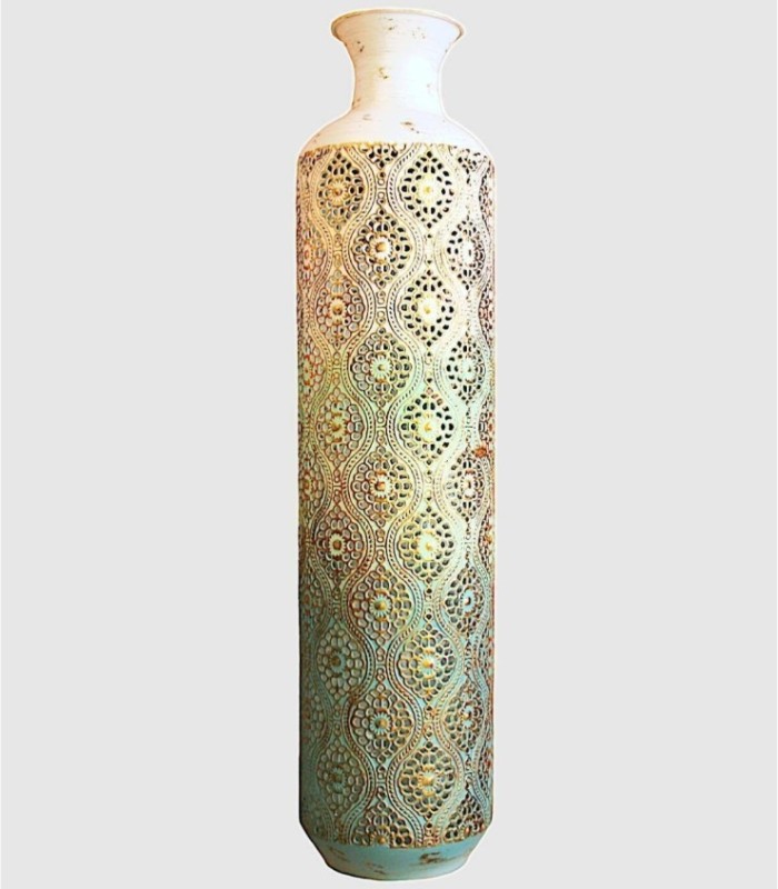 Grote, verouderde blauw-witte metalen vaas