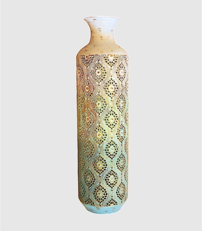 Kleine, verouderde blauw-witte metalen vaas