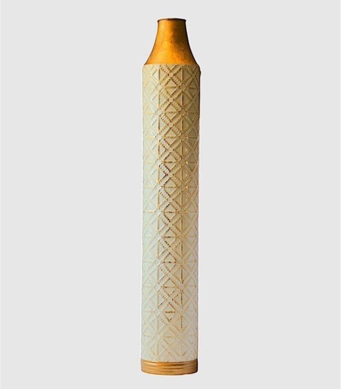 Grote witte en gouden metalen vaas