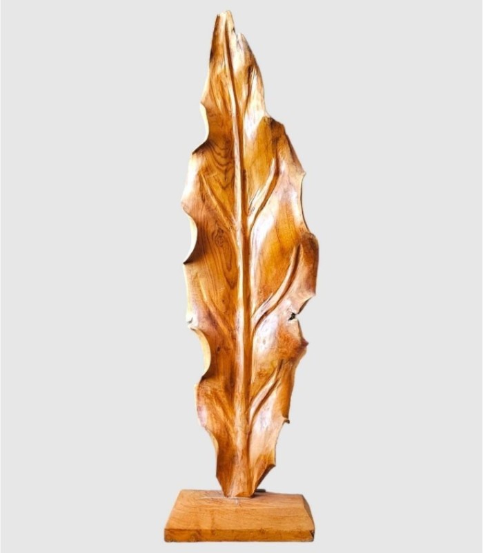 Handgemaakte houten bladdecoratie met verticale standaard.