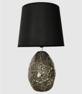 Tafellamp met decoratieve bladvoet en zwarte kap.