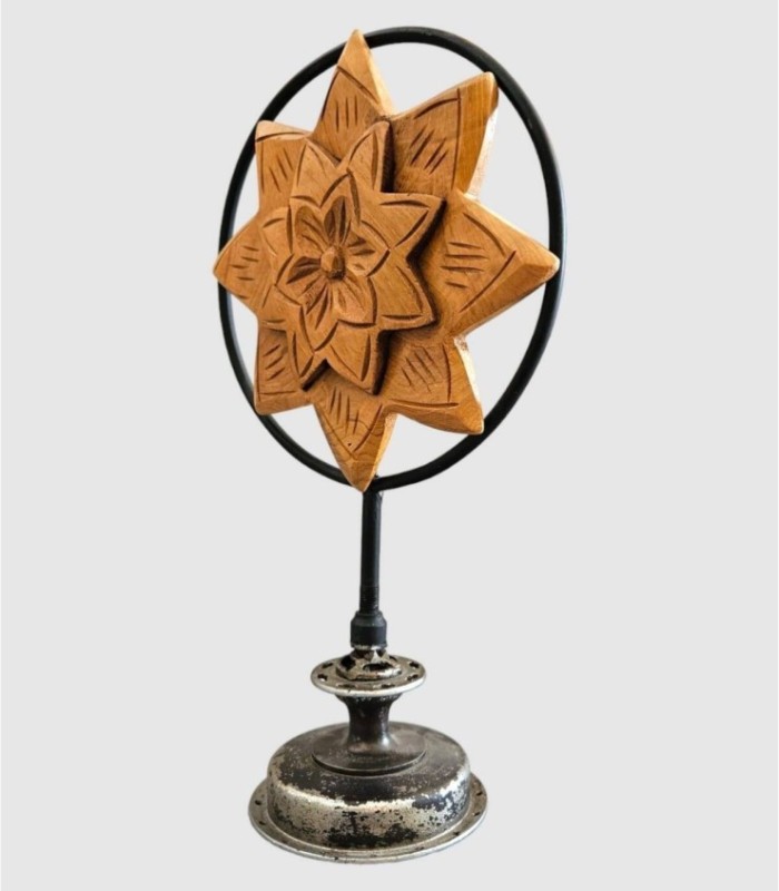 Kleine rustieke houten bloemdecoratie