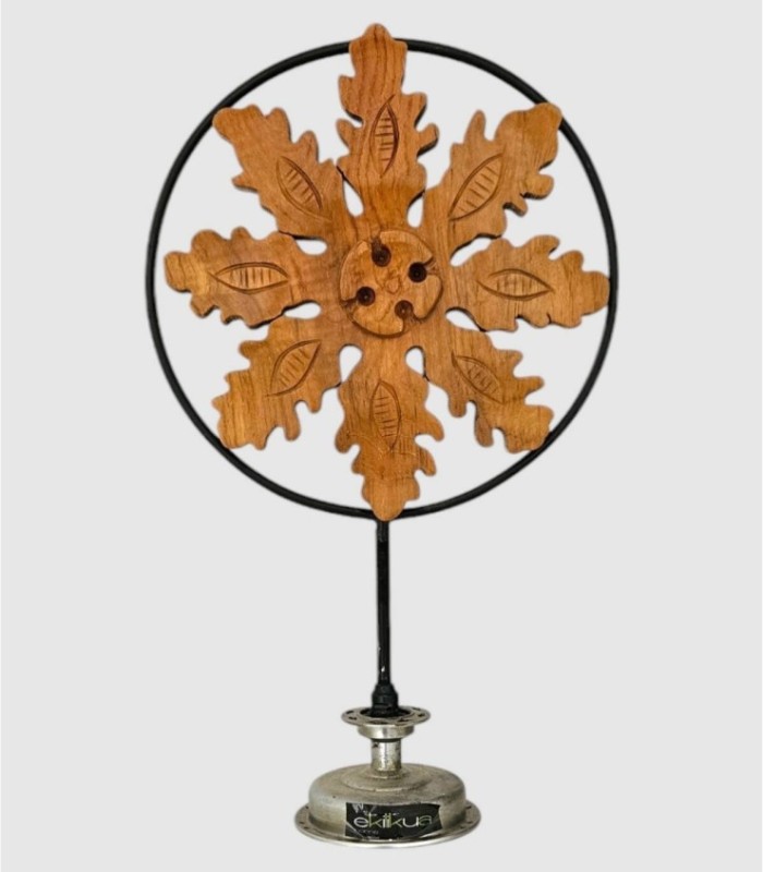 Grote rustieke houten bloemdecoratie