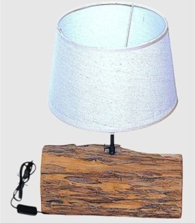 Tafellamp met een voet van een houten stam en een lampenkap van linnen.