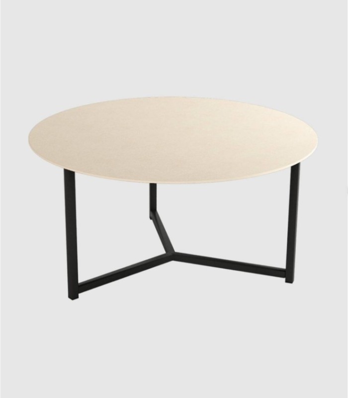 Grote ronde tafel van zwart zand op de Balearen